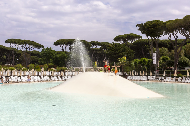Lagunezwembad met speelheuvel op Camping Park Albatros