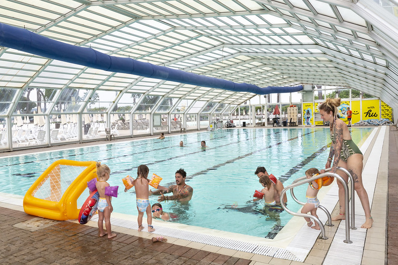 Overdekt verwarmd zwembad, 25m op camping Park Albatros